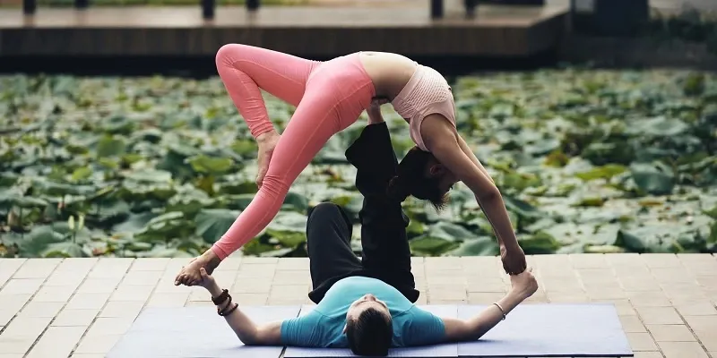 Acro yoga là gì? Lợi ích, các tư thế và lưu ý acro yoga cơ bản