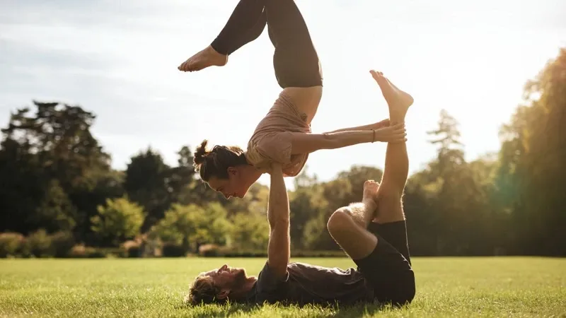 Acro yoga là gì? Lợi ích, các tư thế và lưu ý acro yoga cơ bản