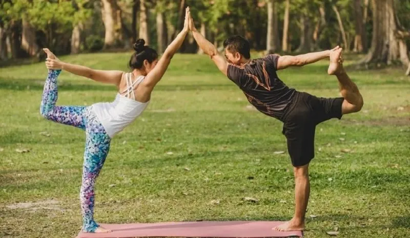 Acro yoga là gì? Lợi ích, các tư thế và lưu ý acro yoga cơ bản