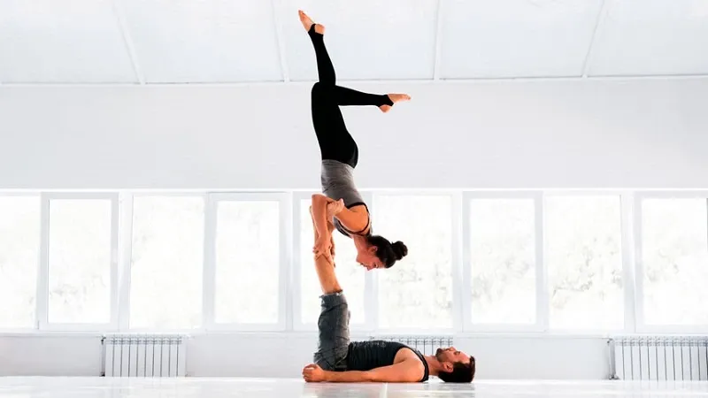 Acro yoga là gì? Lợi ích, các tư thế và lưu ý acro yoga cơ bản