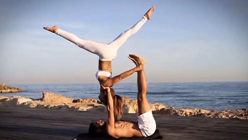 Acro yoga là gì? Lợi ích, các tư thế và lưu ý acro yoga cơ bản