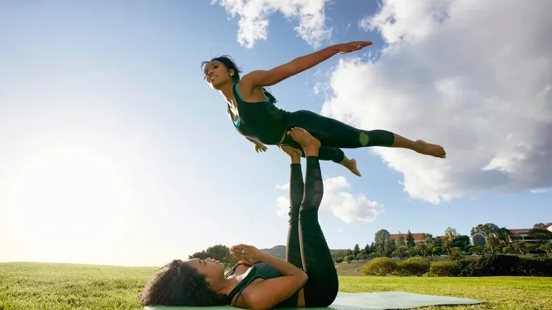 Acro yoga là gì? Lợi ích, các tư thế và lưu ý acro yoga cơ bản