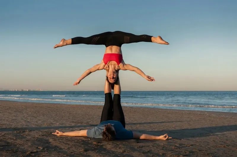 Acro yoga là gì? Lợi ích, các tư thế và lưu ý acro yoga cơ bản