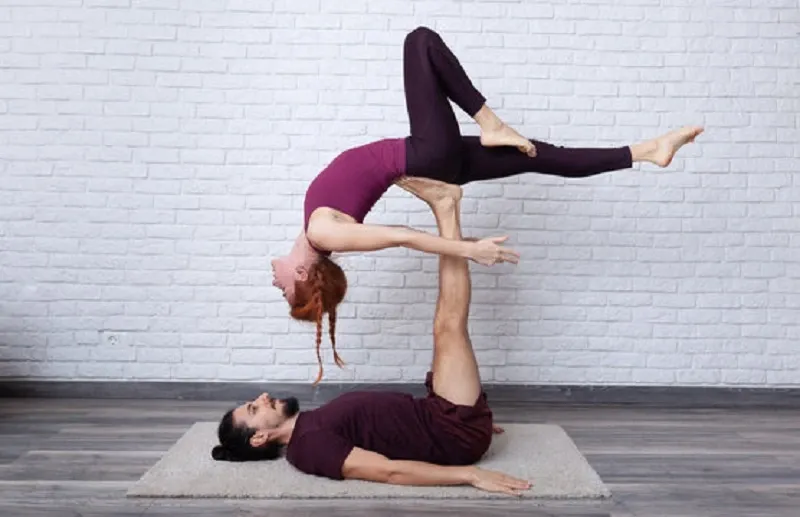 Acro yoga là gì? Lợi ích, các tư thế và lưu ý acro yoga cơ bản