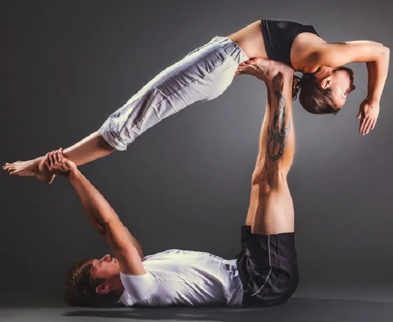 Acro yoga là gì? Lợi ích, các tư thế và lưu ý acro yoga cơ bản