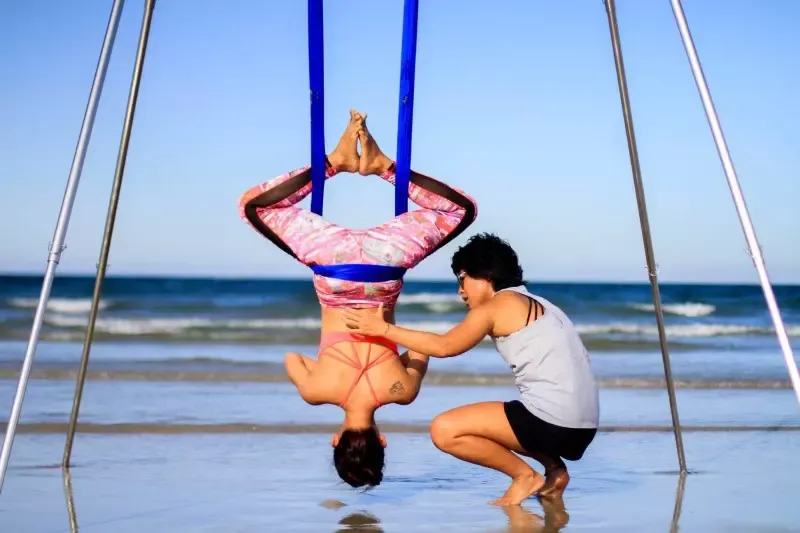 Aerial yoga là gì? 7 Lợi ích tuyệt vời khi tập Aerial Yoga