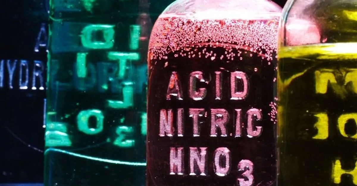 Axit Nitric HNO3 là gì? Tính chất hóa học và Ứng dụng