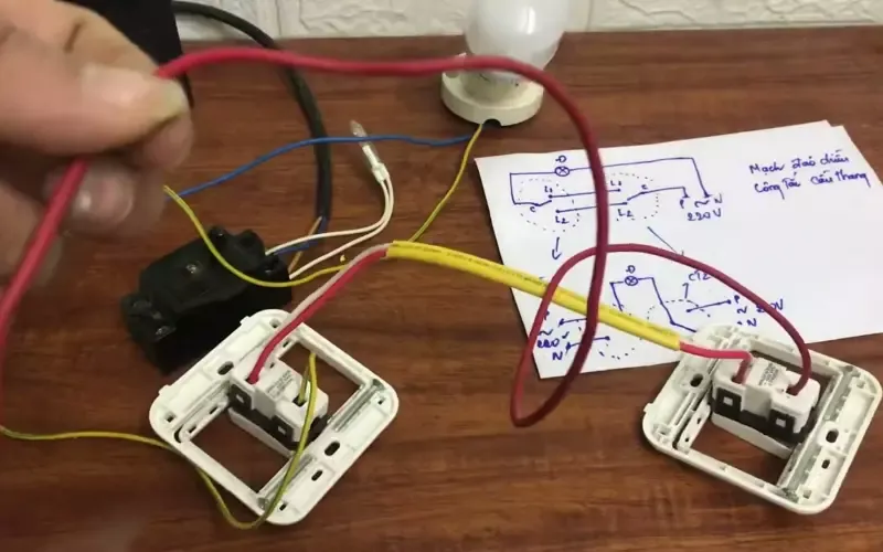 Công tắc 2 chiều là gì? Cách đấu công tắc điện 2 chiều trong 1 phút