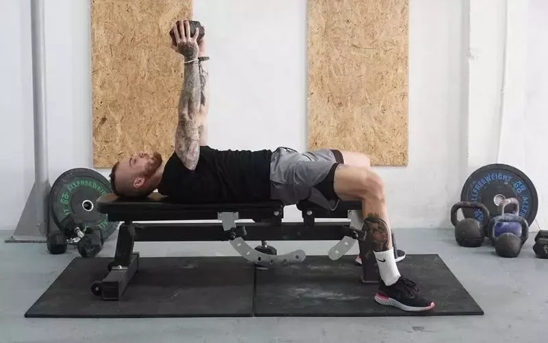 Dumbbell Pullover là gì? Cách tập vớt tạ để phát triển vòng 1