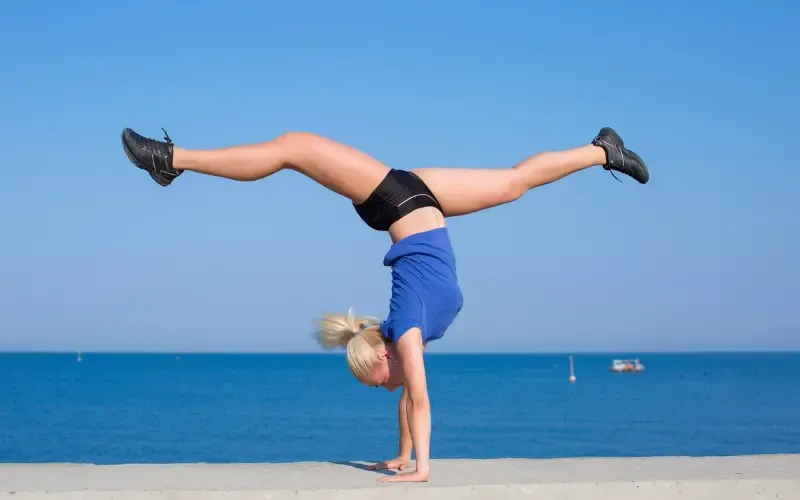 Handstand là gì? Lợi ích và cách tập handstand đúng chuẩn