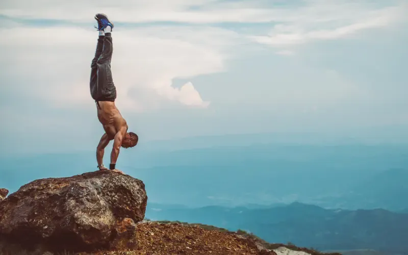 Handstand là gì? Lợi ích và cách tập handstand đúng chuẩn