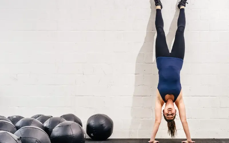 Handstand là gì? Lợi ích và cách tập handstand đúng chuẩn