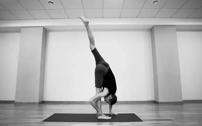 Handstand là gì? Lợi ích và cách tập handstand đúng chuẩn