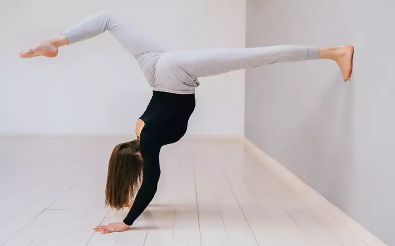 Handstand là gì? Lợi ích và cách tập handstand đúng chuẩn