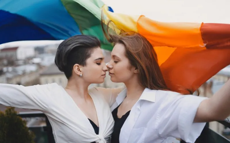 Les là gì? Có mấy loại? Les có phải bệnh không? Đặc điểm của Lesbian