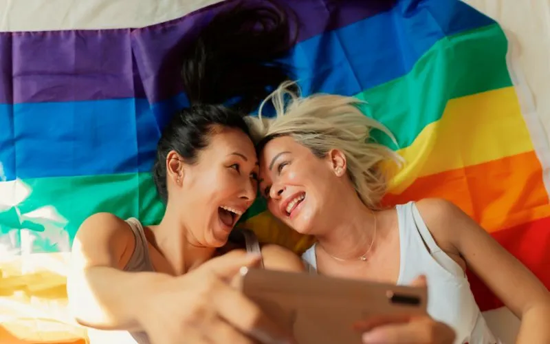 Les là gì? Có mấy loại? Les có phải bệnh không? Đặc điểm của Lesbian